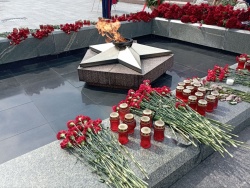 Самара: Вячеслав Федорищев и Елена Лапушкина в День памяти и скорби возложили цветы к вечному огню в городе