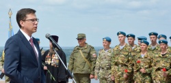 Нижний Новгород: Юрий Шалабаев вручил Орден Мужества участника СВО Алексея Дворянинова его семье у Вечного огня в Кремле