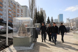 Уфа: Ратмир Мавлиев провел выездное совещание по территории возле Театра кукол.