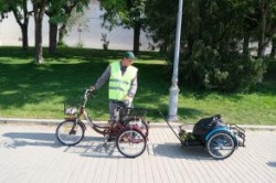 Астрахань: В центре города появились дворники-велосипедисты