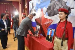 Астрахань: В школе №27 открыли парту Героя России