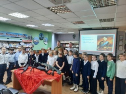 Балаково: В городской центральной библиотеке провели час мужества «У Отчизны героев не счесть», гостями стали участники спецоперации