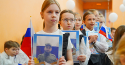 Ижевск: В школе № 93 города вручили памятные значки детям участников спецоперации