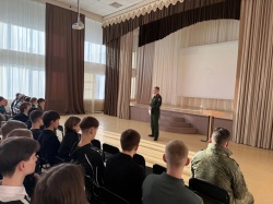 Балаково: В балаковской школе №19 обсудили перспективы военной карьеры с представителями Вольского института 