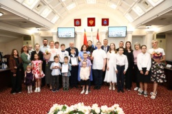 Самара: Жителей города наградили Почетными знаками за заслуги в воспитании детей и самоотверженность