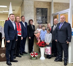 Балаково: В МАОУ СОШ № 28 открыли мемориальную доску герою-выпускнику Антону Немудрову