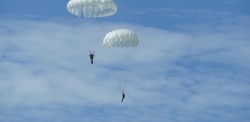 Нижний Новгород: 48 воспитанников первой смены военно-патриотического лагеря «Хочу стать десантником» впервые прыгнули с парашютом