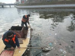 Астрахань: В городе поверхности каналов очищают от мусора