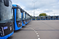Набережные Челны: Рустам Минниханов передал городу 50 новых автобусов
