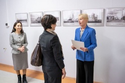 Киров: Елена Ковалева открыла фотовыставку к 650-летию города