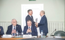 ВАРМСУ: Владимир Путин наградил победителя премии "Служение" из Курской области
