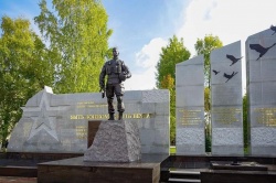 Киров: В городе открыли Аллею Славы
