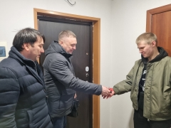 Тольятти: Участник СВО, сирота получил ключи от новой квартиры