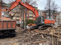 Йошкар-Ола: Евгений Маслов в ходе рабочей поездки по городу оценил ход строительства второго этапа бульвара Ураева и сноса аварийных расселенных домов