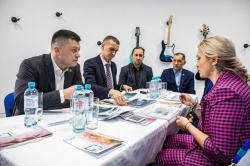 Уфа: Мэр города Ратмир Мавлиев посетил музыкальную школу, открытую инвесторами