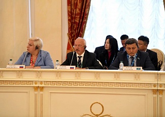 Исполнительный директор АГП Владимир Репринцев выступил с докладом в Казани на Форуме, объединяющем города, и внес предложение о проведении российско-китайского круглого стола по обмену опытом и лучшими практиками по развитию туризма.